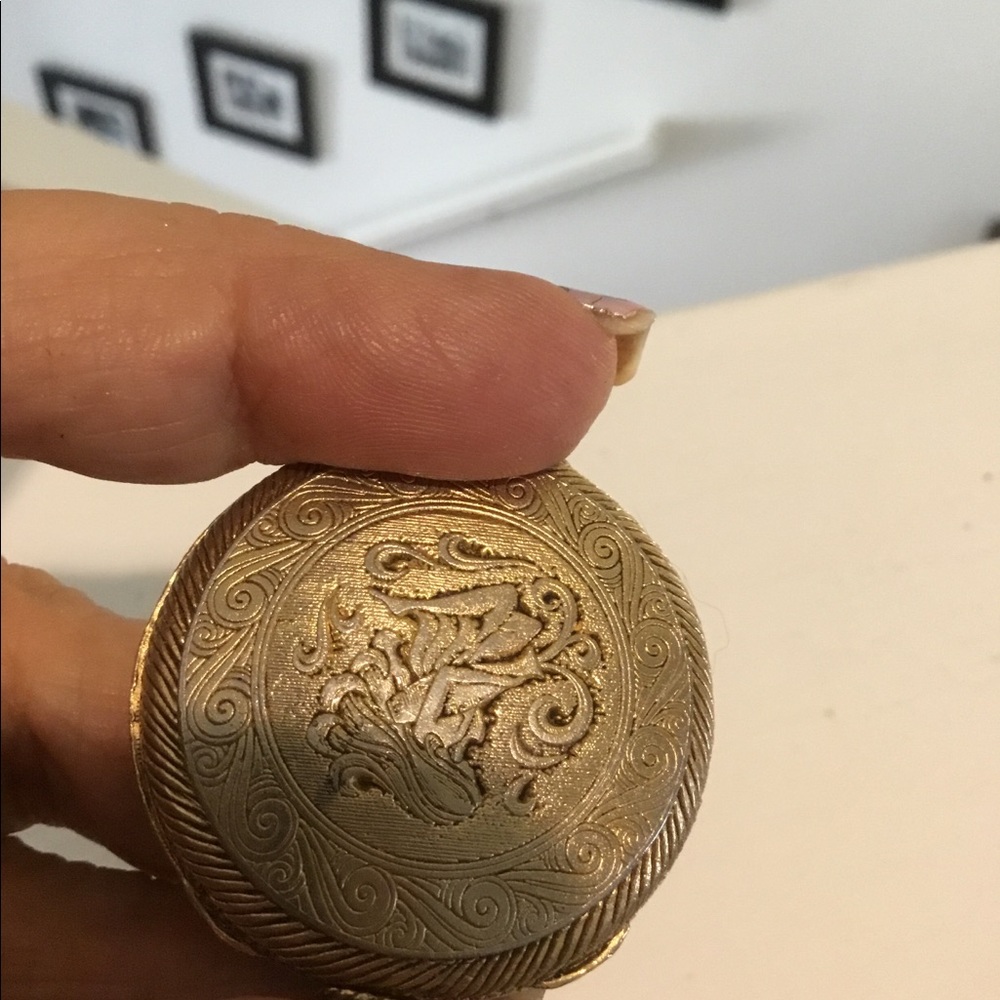 Vintage gold color locket - Picture 2 of 6